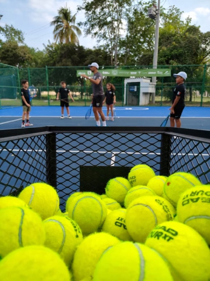 Alumnos entrenando tenis en la academia
